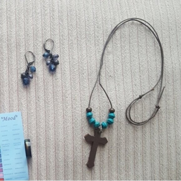 Earrings, Bracelets, Necklace, Headbands, Mood Ring, Estee Lauder Makeup Bag - Picture 16 of 16